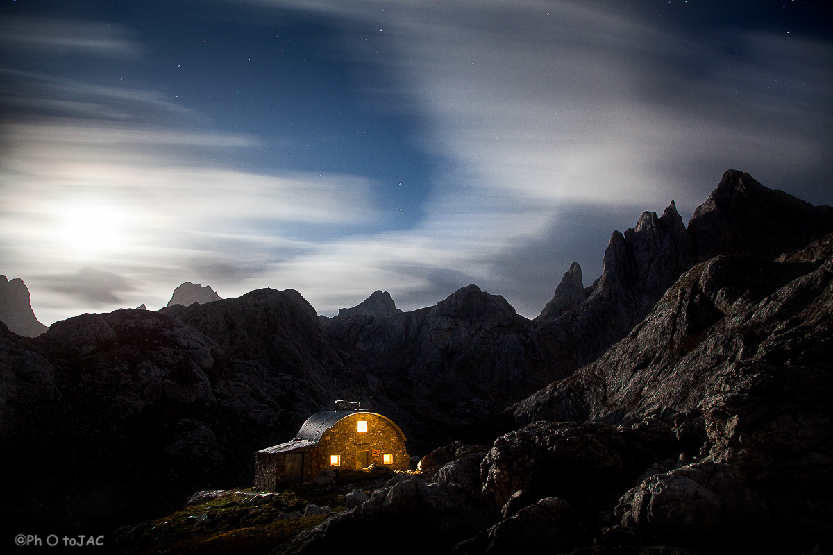 Las nubes son arrastradas por el fuerte viento que hay sobre el refugio Jou de los Cabrones, el más elevado de Asturias y el más difícil de alcanzar de todo el territorio español (macizo central de los Picos de Europa). 40s de exposición.