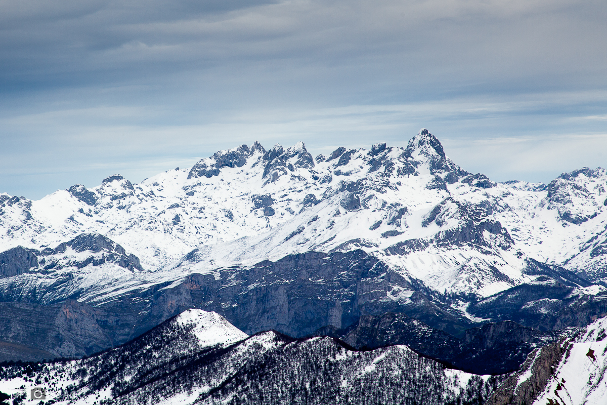 Vistas de los Picos de Europa desde la cima. A la derecha se distingue claramente la emblemática Peña Santa de Castilla.